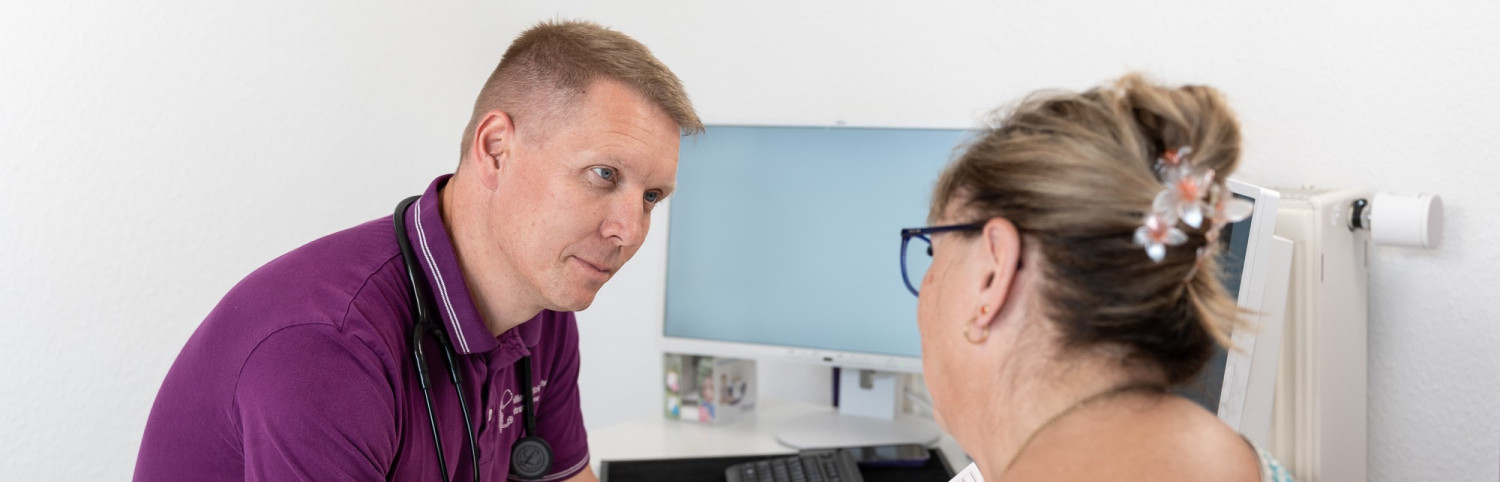 Arzt Radowsky hört Patientin zu