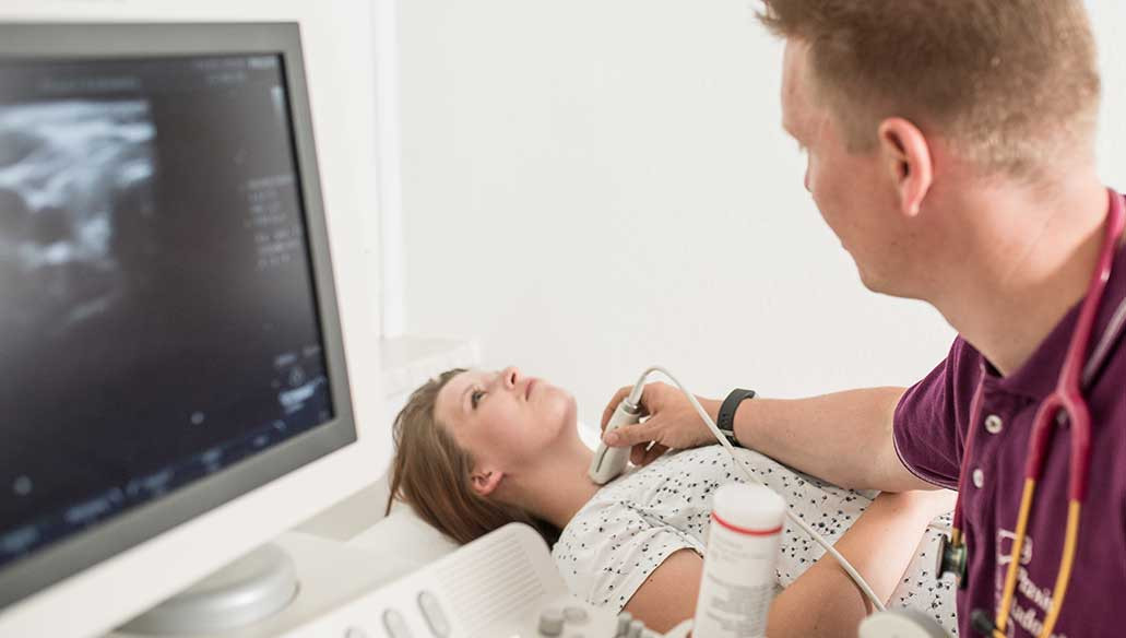 Frank Radowsky während Ultraschalluntersuchng der Schilddrüse einer Patientin