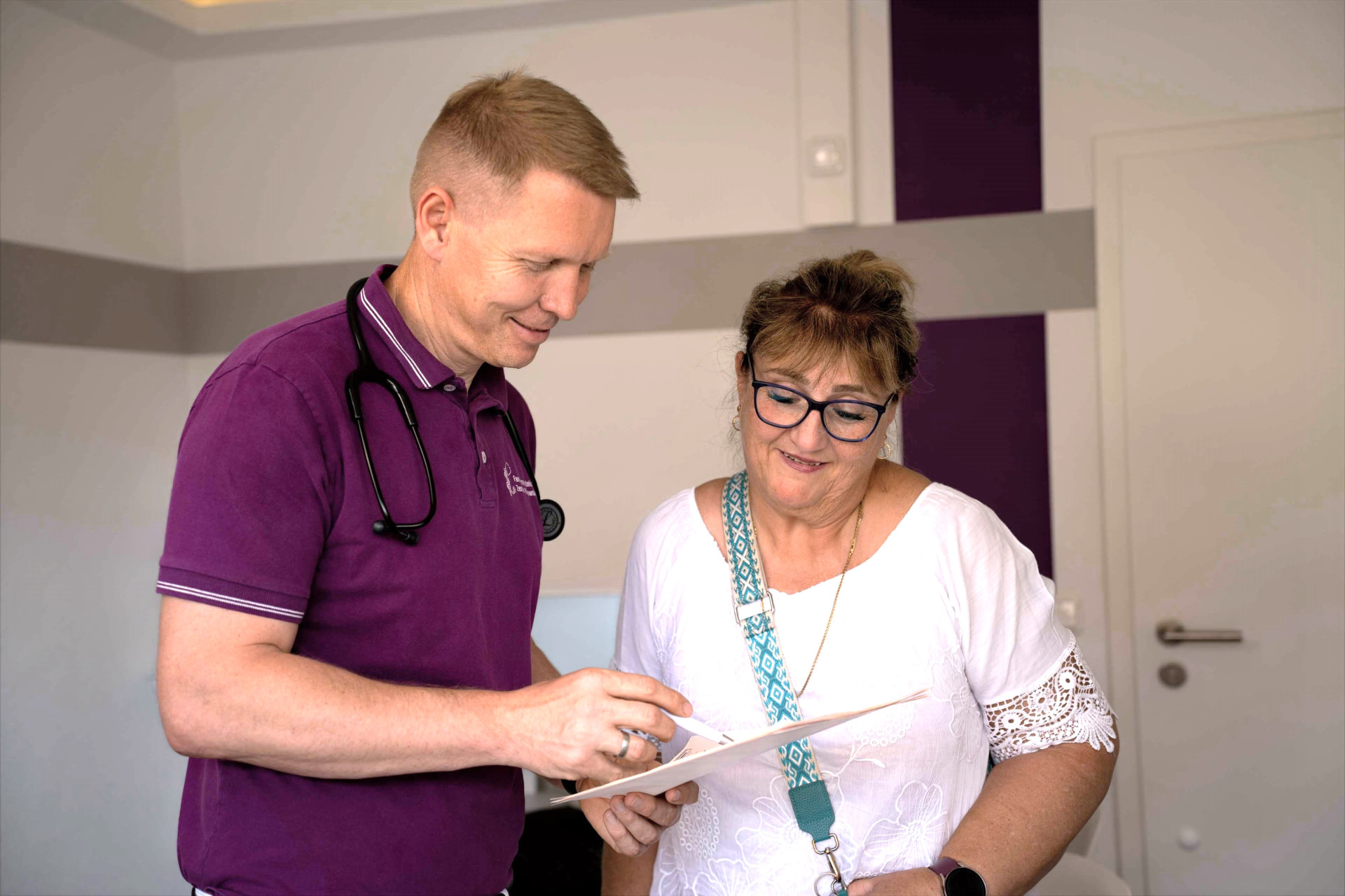Frank Radowsky, ärztlicher Leiter FMZ Radowsky im Patientengespräch