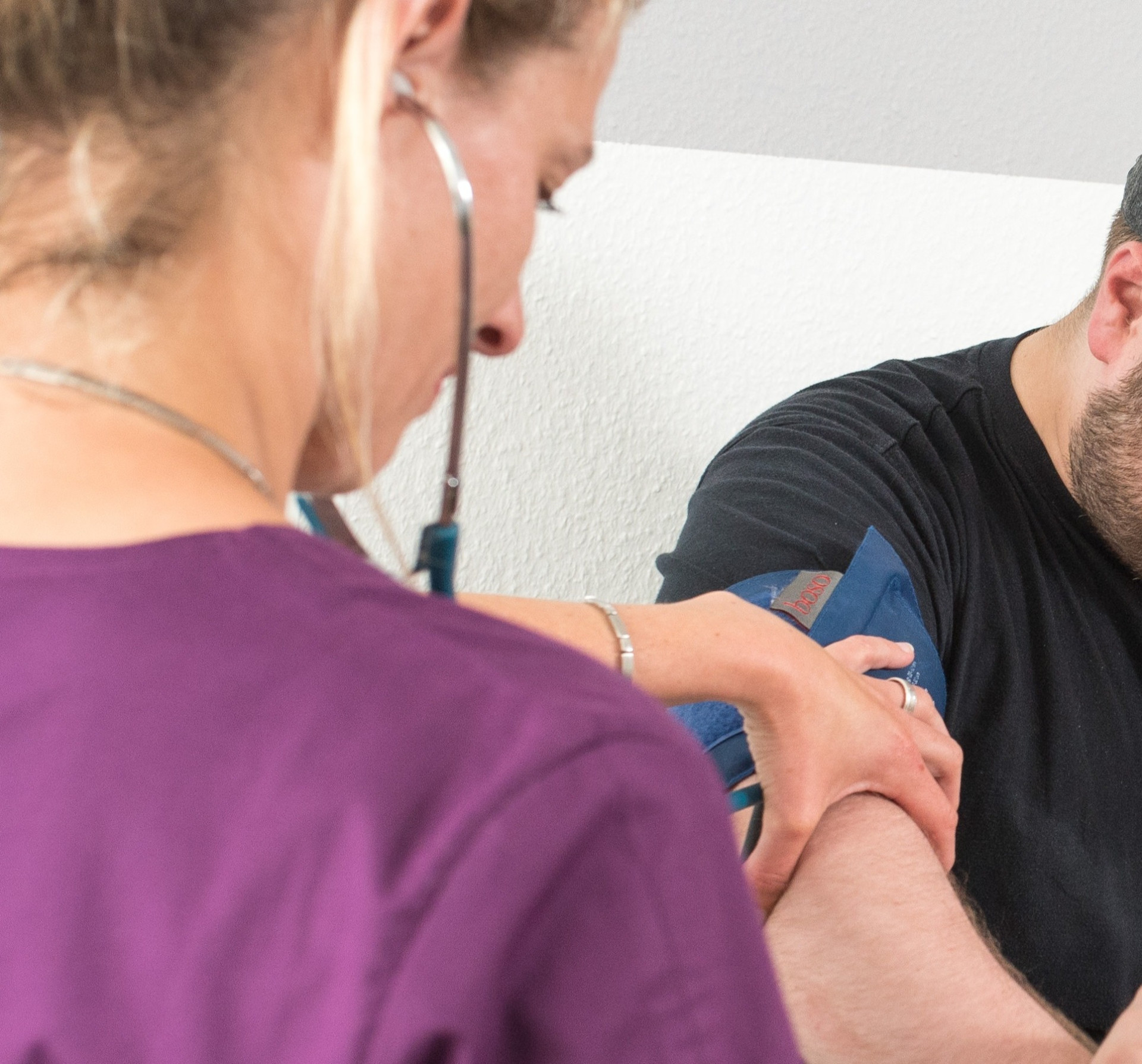 Mitarbeiterin der Arztpraxis FMZ Radowsky misst Blutdruck eines Patienten